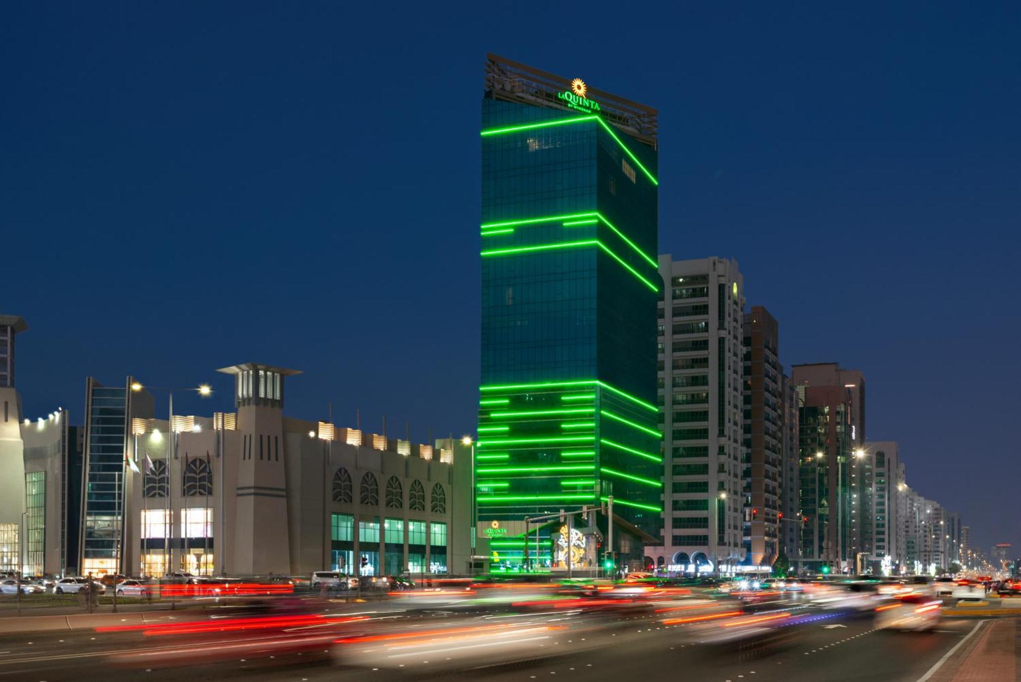 Отель La Quinta By Wyndham Abu Dhabi Al Wahda Экстерьер фото