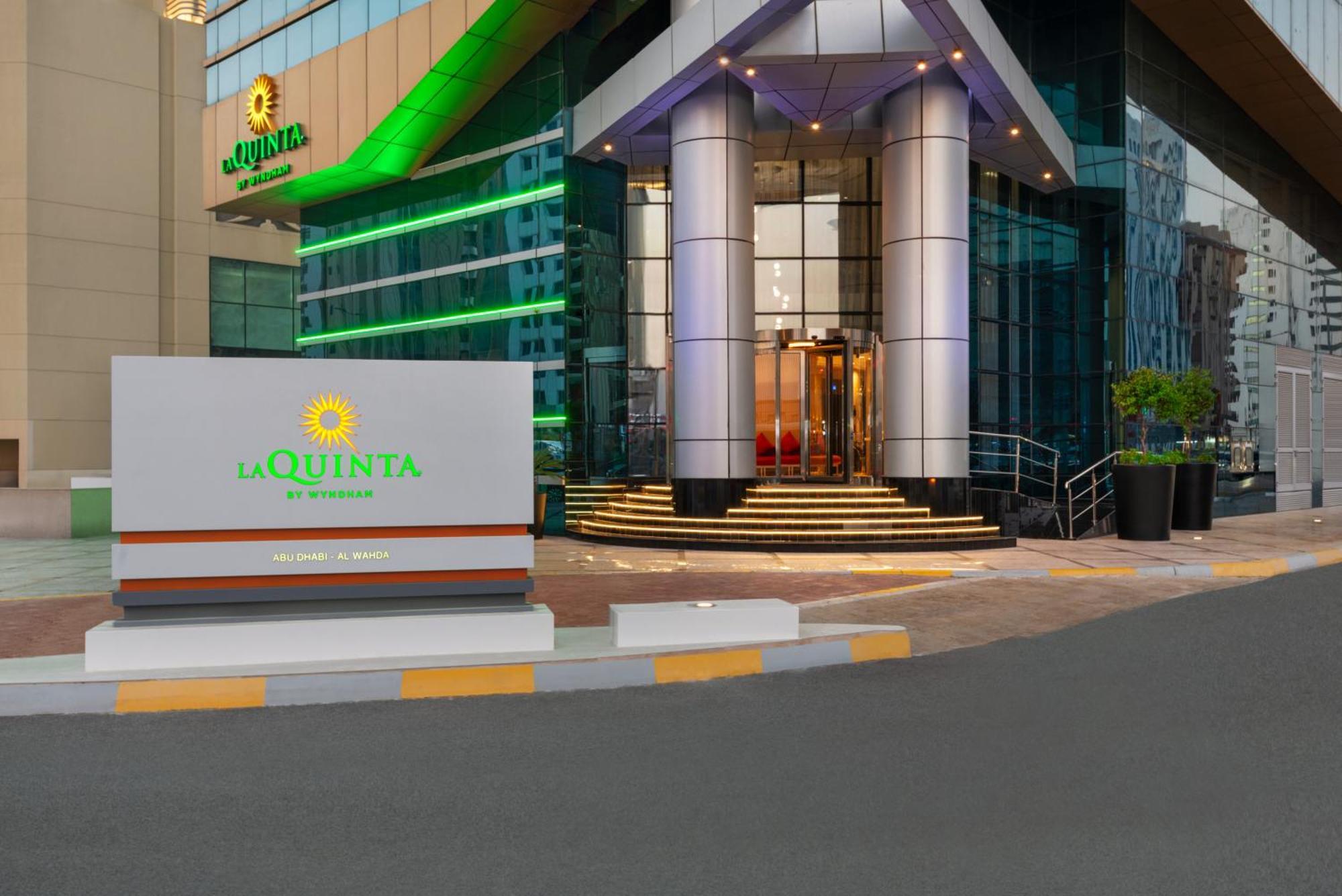 Отель La Quinta By Wyndham Abu Dhabi Al Wahda Экстерьер фото